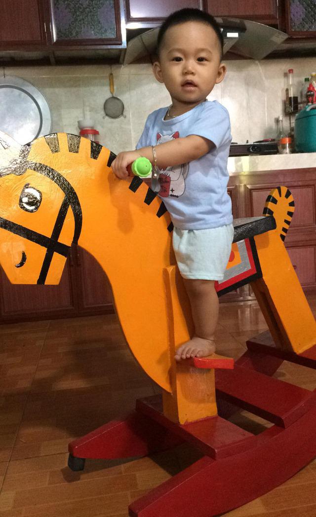 Chỉ với 100 nghìn, bố 9X bỏ xem World Cup, tự làm ngựa gỗ bập bênh cho con trai - 1