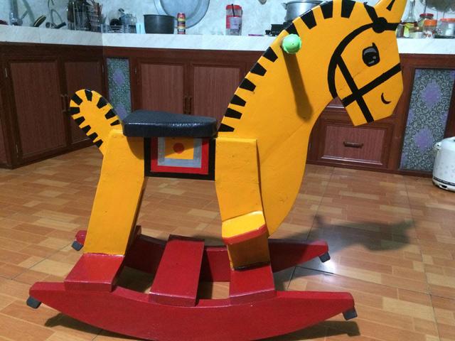 Chỉ với 100 nghìn, bố 9X bỏ xem World Cup, tự làm ngựa gỗ bập bênh cho con trai - 4