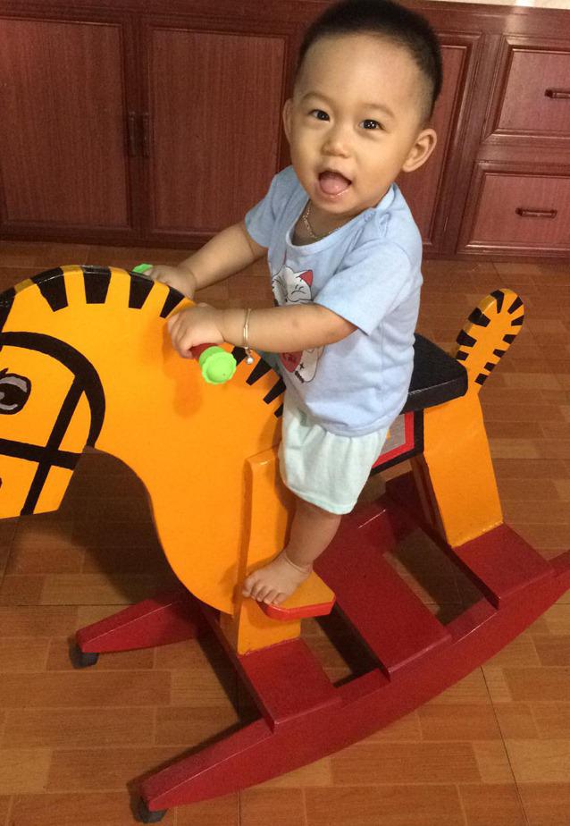 Chỉ với 100 nghìn, bố 9X bỏ xem World Cup, tự làm ngựa gỗ bập bênh cho con trai - 9