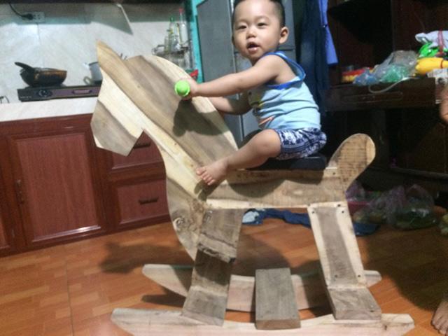 Chỉ với 100 nghìn, bố 9X bỏ xem World Cup, tự làm ngựa gỗ bập bênh cho con trai - 7