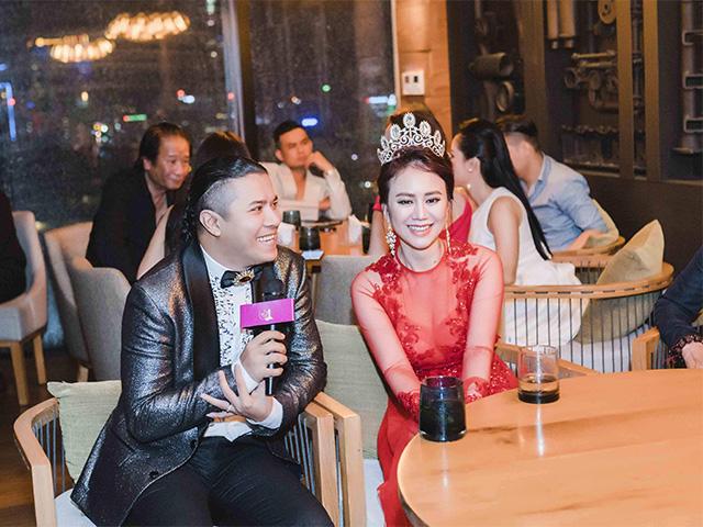 Kasim Hoàng Vũ và mẹ ngẫu hứng hát trong họp báo Hoa hậu Việt Nam Thế giới 2018