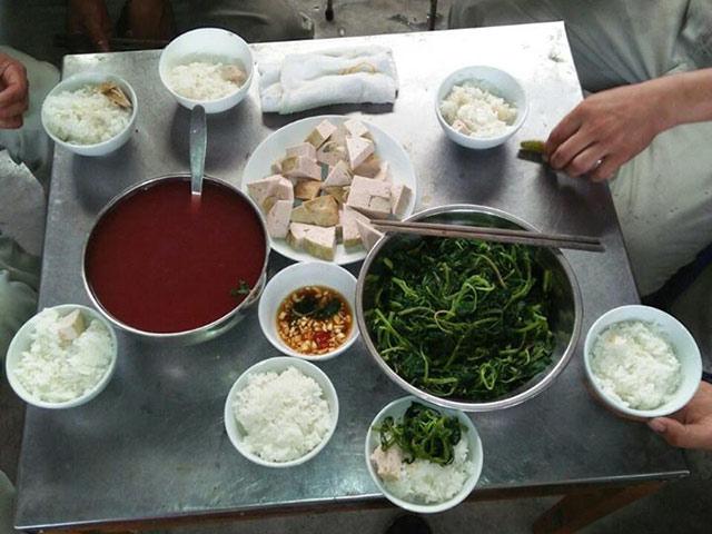 Bữa cơm trưa một công ty tư nhân nấu cho 7 công nhân khiến dân mạng bức xúc