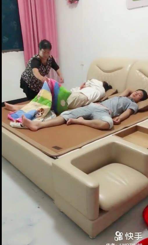 Chỉ 20 giây, clip amp;#34;Đắp chăn cho con dâuamp;#34; khiến cộng đồng mạng dậy sóng - 2