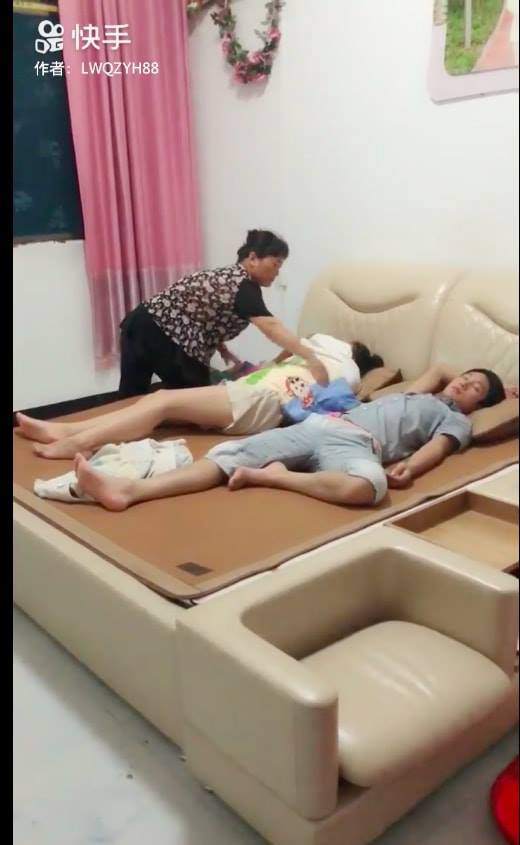 Chỉ 20 giây, clip amp;#34;Đắp chăn cho con dâuamp;#34; khiến cộng đồng mạng dậy sóng - 3