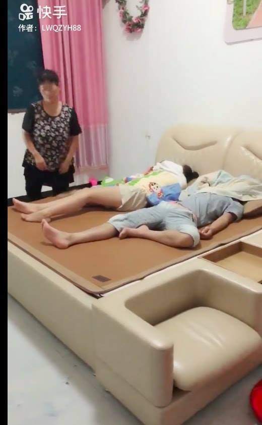 Chỉ 20 giây, clip amp;#34;Đắp chăn cho con dâuamp;#34; khiến cộng đồng mạng dậy sóng - 4