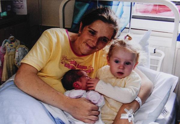 Chỉ bị đau ngực lúc mang bầu, cả nhà đau đớn khi 2 mẹ con cùng tử vong sau sinh - 1