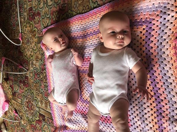 Vẫn có kinh nguyệt đều, mẹ 21 tuổi mang thai đôi không biết, nửa đêm đẻ con trong nhà tắm - 3