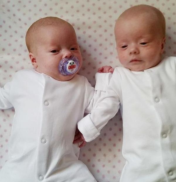 Vẫn có kinh nguyệt đều, mẹ 21 tuổi mang thai đôi không biết, nửa đêm đẻ con trong nhà tắm - 2