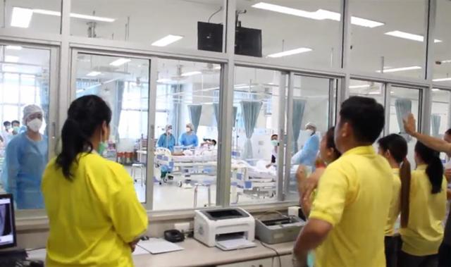 Hình ảnh đầu tiên về 12 thành viên đội bóng nhí: Mỉm cười, vẫy tay chào từ phòng cách ly - 3