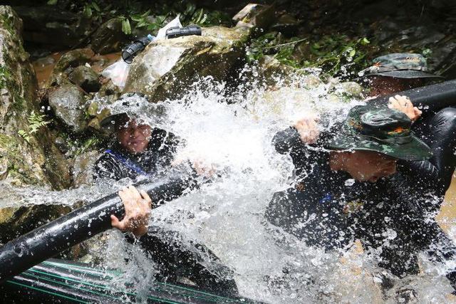 Hình ảnh đầu tiên về 12 thành viên đội bóng nhí: Mỉm cười, vẫy tay chào từ phòng cách ly - 6