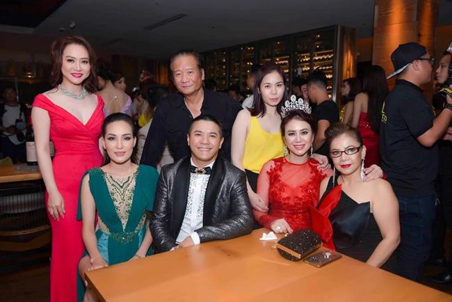 Kasim Hoàng Vũ và mẹ ngẫu hứng hát trong họp báo Hoa hậu Việt Nam Thế giới 2018 - 1