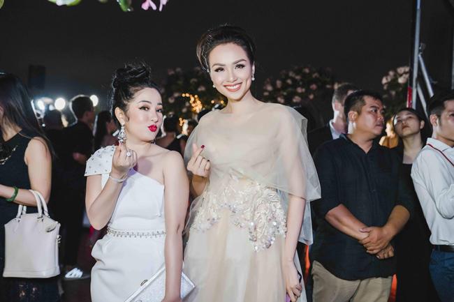 Kasim Hoàng Vũ và mẹ ngẫu hứng hát trong họp báo Hoa hậu Việt Nam Thế giới 2018 - 3