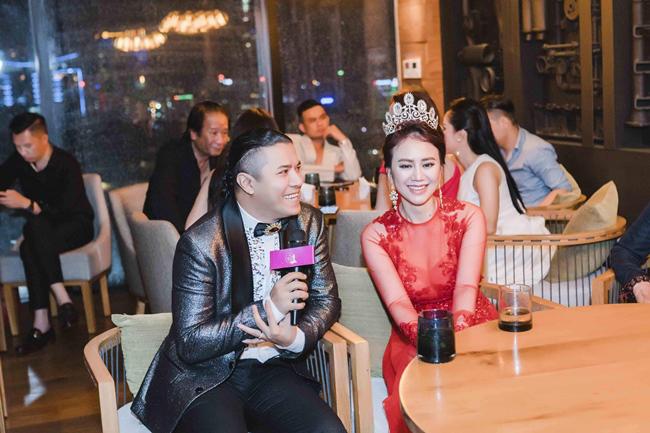 Kasim Hoàng Vũ và mẹ ngẫu hứng hát trong họp báo Hoa hậu Việt Nam Thế giới 2018 - 2