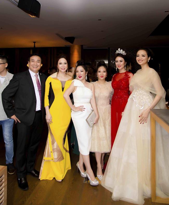 Kasim Hoàng Vũ và mẹ ngẫu hứng hát trong họp báo Hoa hậu Việt Nam Thế giới 2018 - 5