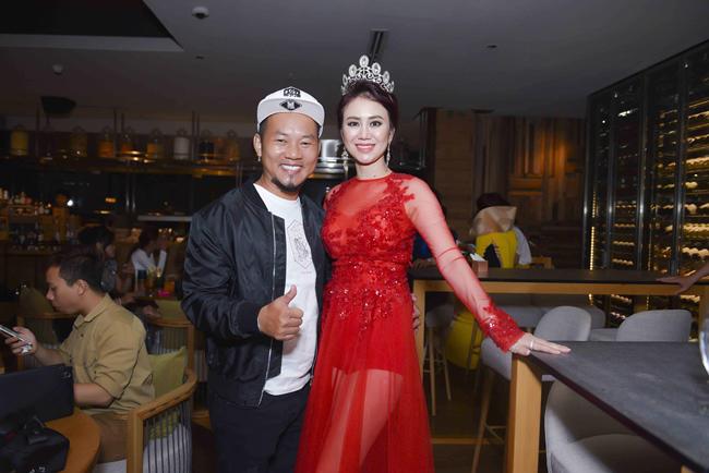 Kasim Hoàng Vũ và mẹ ngẫu hứng hát trong họp báo Hoa hậu Việt Nam Thế giới 2018 - 7