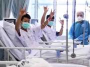 Hình ảnh đầu tiên về 12 thành viên đội bóng nhí: Mỉm cười, vẫy tay chào từ phòng cách ly