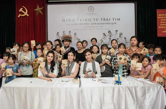 Mỹ Linh cùng các người đẹp xếp thêm sách quý cho thư viện Lào Cai - 1