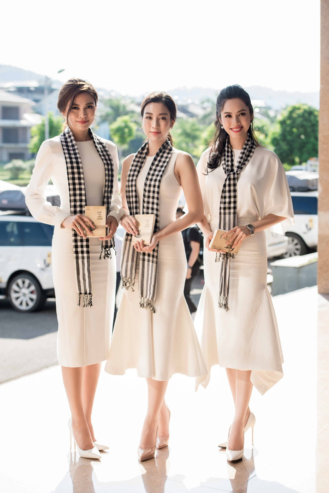 Mỹ Linh cùng các người đẹp xếp thêm sách quý cho thư viện Lào Cai - 8