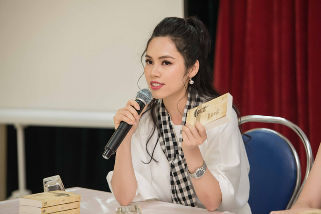 Mỹ Linh cùng các người đẹp xếp thêm sách quý cho thư viện Lào Cai - 2