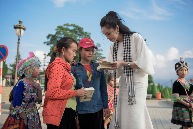 Mỹ Linh cùng các người đẹp xếp thêm sách quý cho thư viện Lào Cai - 6