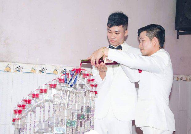 Từng tự tử vì nhau, cặp đôi đồng tính ở Bình Dương đã về chung nhà - 4