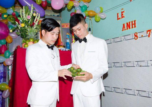 Từng tự tử vì nhau, cặp đôi đồng tính ở Bình Dương đã về chung nhà - 2