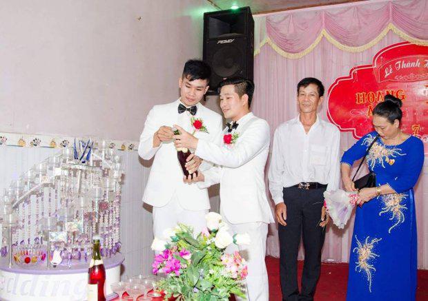 Từng tự tử vì nhau, cặp đôi đồng tính ở Bình Dương đã về chung nhà - 1