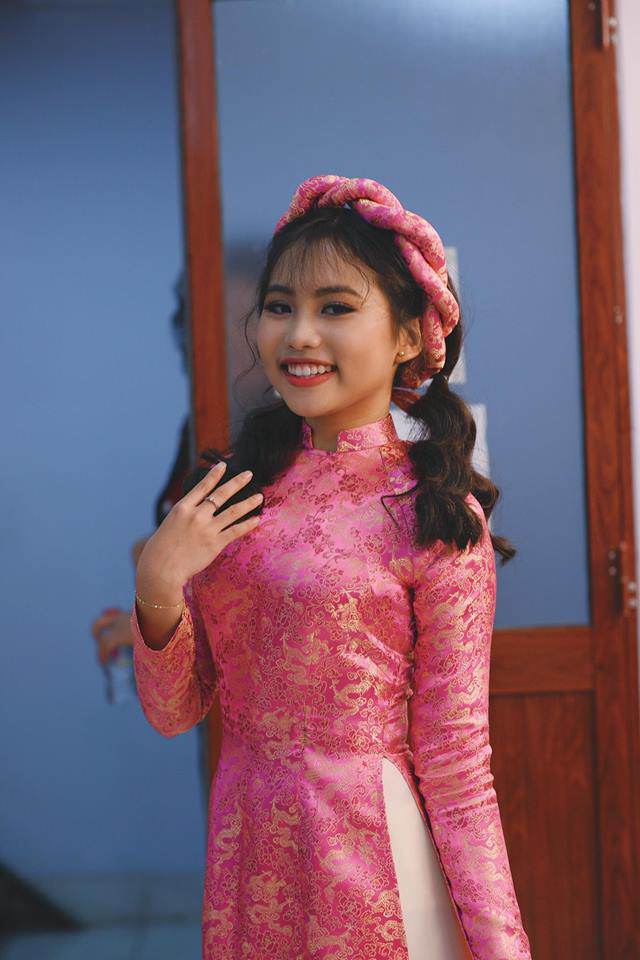 Tuổi 15, amp;#34;Cô bé dân caamp;#34;  Phương Mỹ Chi trang điểm đậm khó nhận ra, fan tranh cãi - 9