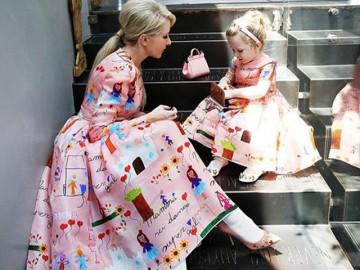 Cặp mẹ con mặc đồ quá xinh khiến ai cũng phải ao ước có một cô con gái