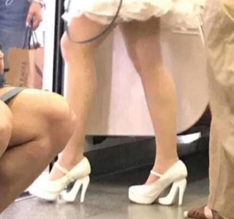 Giày đôi dành cho những cô gái FA cảm thấy bớt đơn độc.
