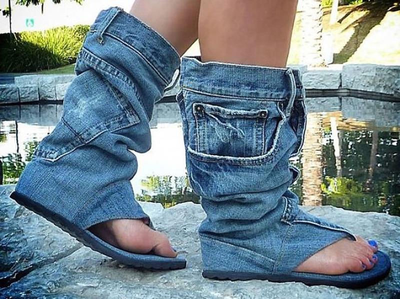 Bạn hãy tận dụng chiếc quần jeans cũ để chế thành đôi boots cực độc này.
