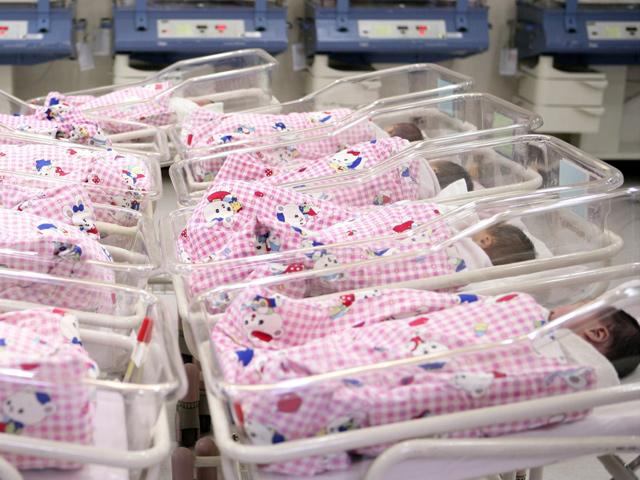 Những kinh nghiệm sống còn mẹ sắp sinh phải biết để tránh bị trao nhầm con