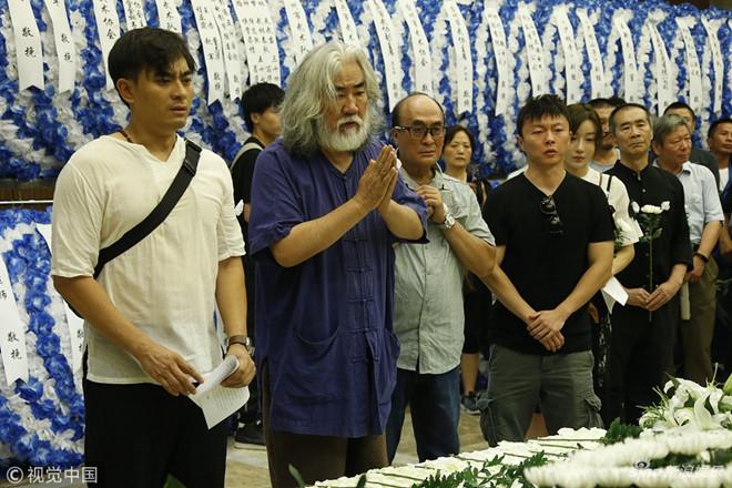 Đám tang nam diễn viên amp;#34;ác nhấtamp;#34; Trung Quốc: Loạt nghệ sĩ hàng đầu buồn rầu tới viếng - 3