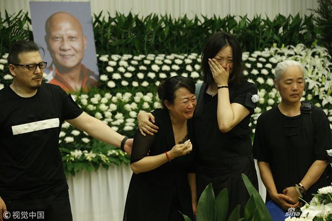 Đám tang nam diễn viên amp;#34;ác nhấtamp;#34; Trung Quốc: Loạt nghệ sĩ hàng đầu buồn rầu tới viếng - 4