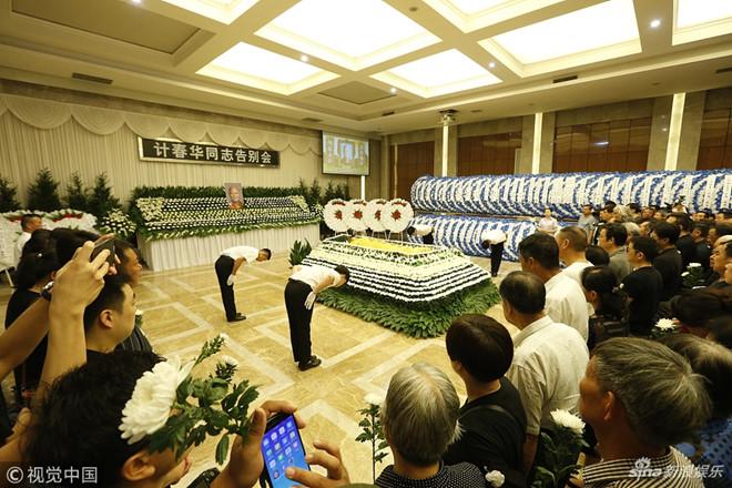 Đám tang nam diễn viên amp;#34;ác nhấtamp;#34; Trung Quốc: Loạt nghệ sĩ hàng đầu buồn rầu tới viếng - 2