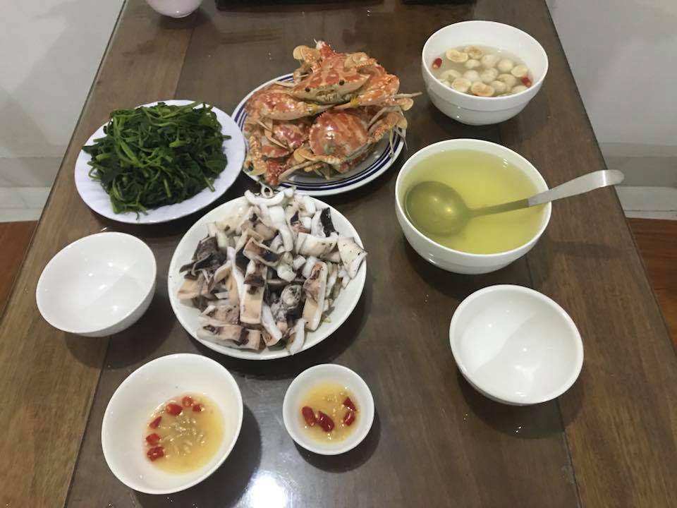 Du lịch Đà Nẵng, bà mẹ ra tận chợ mua đồ tự nấu, chị em kêu “ăn hàng cho sướng” - 3