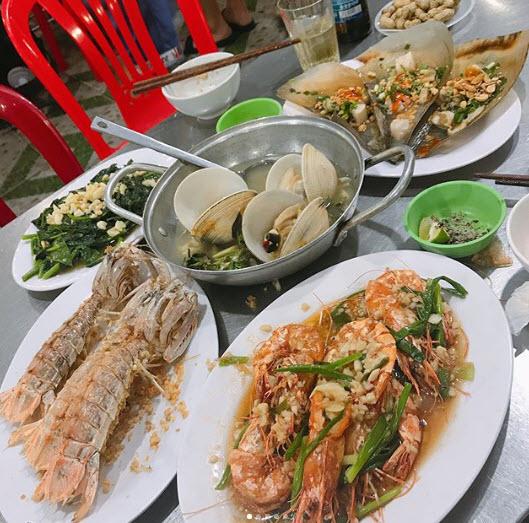 Du lịch Đà Nẵng, bà mẹ ra tận chợ mua đồ tự nấu, chị em kêu “ăn hàng cho sướng” - 4