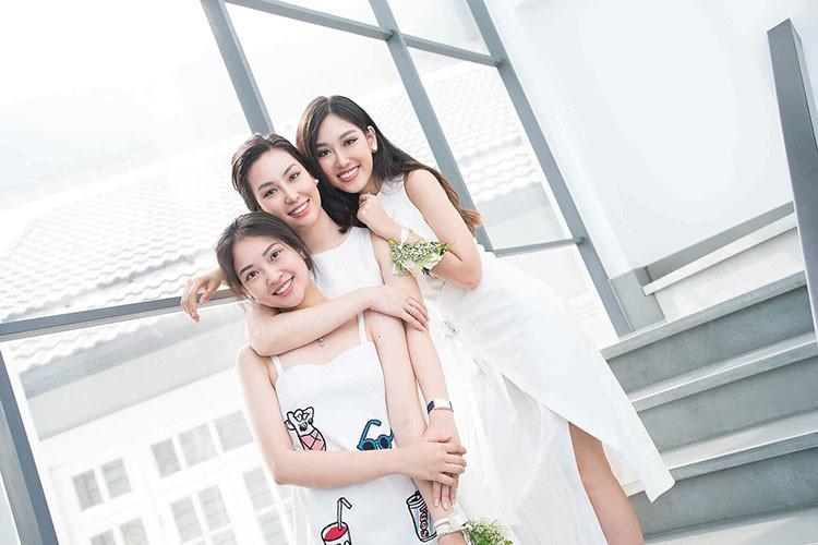 Gia đình toàn hoa hậu ở Sài Gòn: 3 cô con gái đẹp như tiên và vô cùng gợi cảm - 11