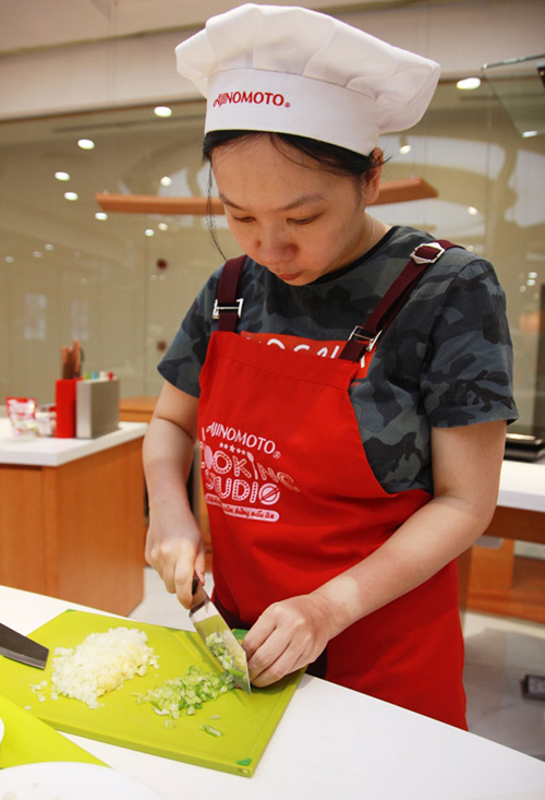 Học nấu súp khoai tây tỏi giàu dưỡng chất đổi vị ngày hè cho trẻ - 2