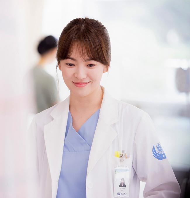 Lời khen amp;#34;không tưởngamp;#34; từ Hàn: Nữ chính Hậu Duệ Mặt Trời Việt đẹp hơn cả Song Hye Kyo! - 3