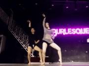 Clip Eva - Áo hững hờ, quần vừa một gang: Chi Pu khoe đường cong gợi cảm trên nền nhạc ướt át