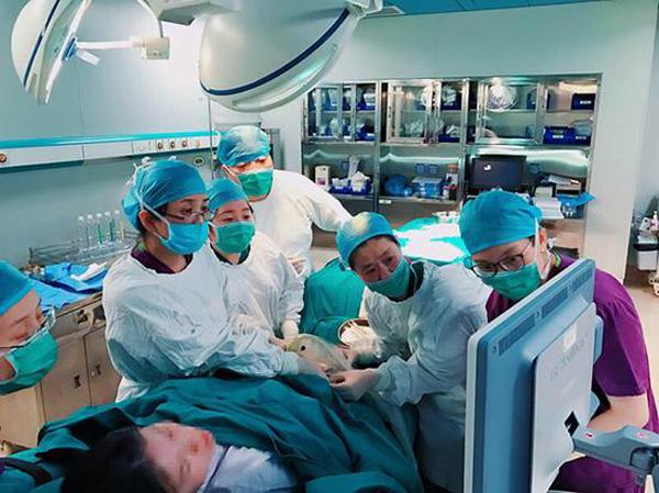 Thai nhi 29 tuần bị phát hiện dị tật tim, bác sĩ đã làm một việc quá bất ngờ - 1