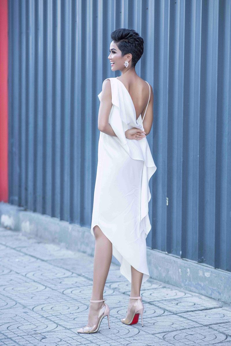 Hamp;#39; Hen Niê và Hà Kiều Anh đẹp bất phân thắng bại với váy bất đối xứng - 3