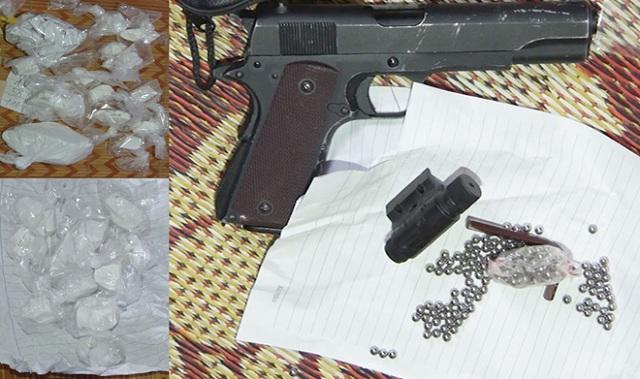 Hai mẹ con buôn ma túy amp;#34;khét tiếngamp;#34; ở Nam Định chăng dây điện trần, thép gai quanh nhà - 1