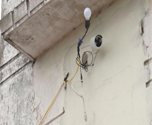 Hai mẹ con buôn ma túy amp;#34;khét tiếngamp;#34; ở Nam Định chăng dây điện trần, thép gai quanh nhà - 2