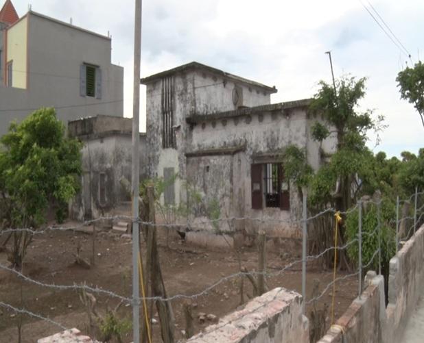 Hai mẹ con buôn ma túy amp;#34;khét tiếngamp;#34; ở Nam Định chăng dây điện trần, thép gai quanh nhà - 4