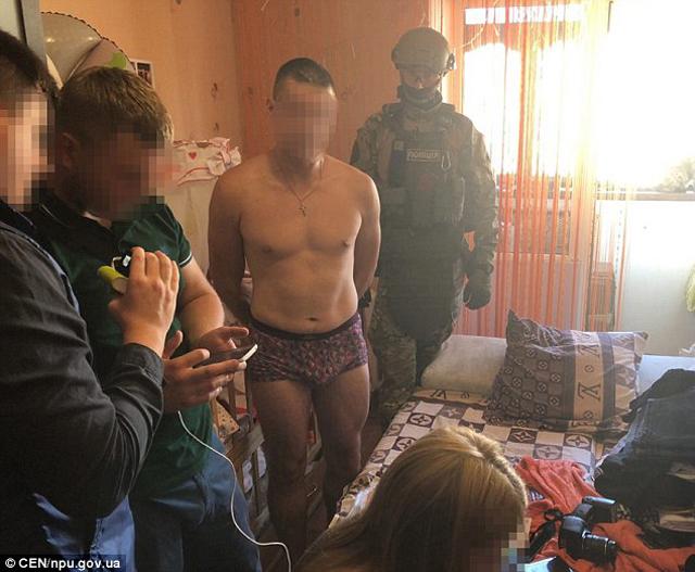 Kinh hoàng bố xâm hại con gái 8 tháng tuổi rồi chụp ảnh bán cho web đen ở Ukraine - 2