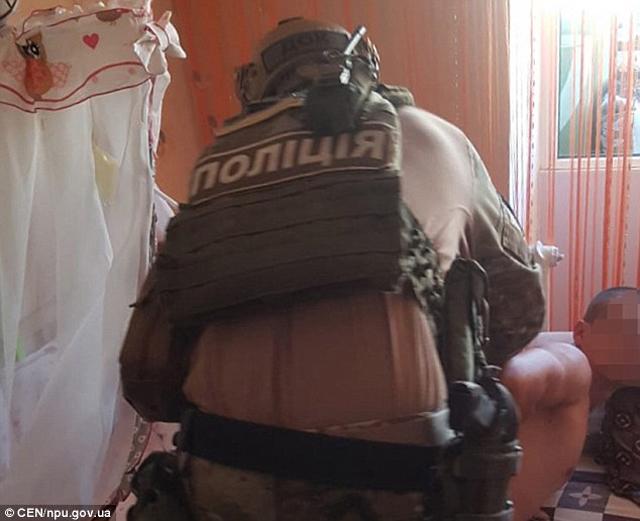 Kinh hoàng bố xâm hại con gái 8 tháng tuổi rồi chụp ảnh bán cho web đen ở Ukraine - 1