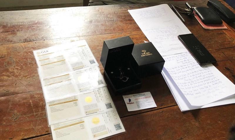 Mua kim cương bằng thẻ visa nhặt được trong phòng vệ sinh - 1