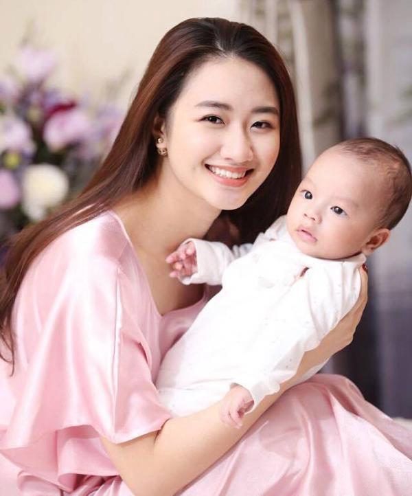 Nhan sắc amp;#34;mòn con mắtamp;#34; sau sinh khiến chị em ghen tị của các nàng Hoa hậu, Á hậu Việt - 8